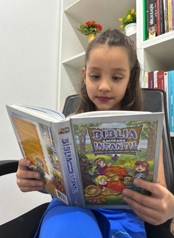 Estudante do Fundamental I com livro